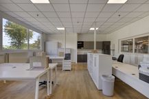Logistiek magazijn met kantoor van 6.300m² te huur te Oostkamp.