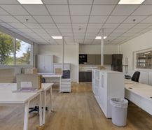 Logistiek magazijn met kantoor van 6.300m² te huur te Oostkamp.