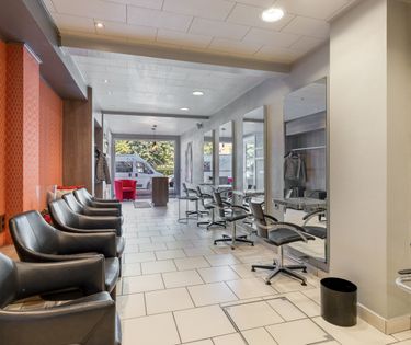 Handelspand met appartement, tuin en bijgebouw te koop in Wilrijk