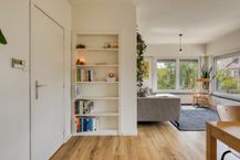 Gerenoveerd en lichtrijk appartement op toplocatie met tuin