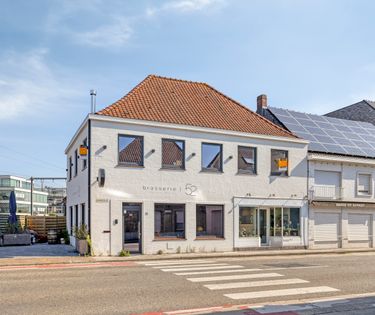 Handelspand te koop met terras en appartement in Loppem