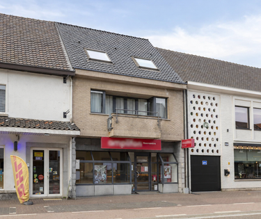 Investment property: commercial property + triplex apartment