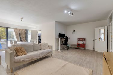 2-slaapkamerappartement met terras en parking in Laken