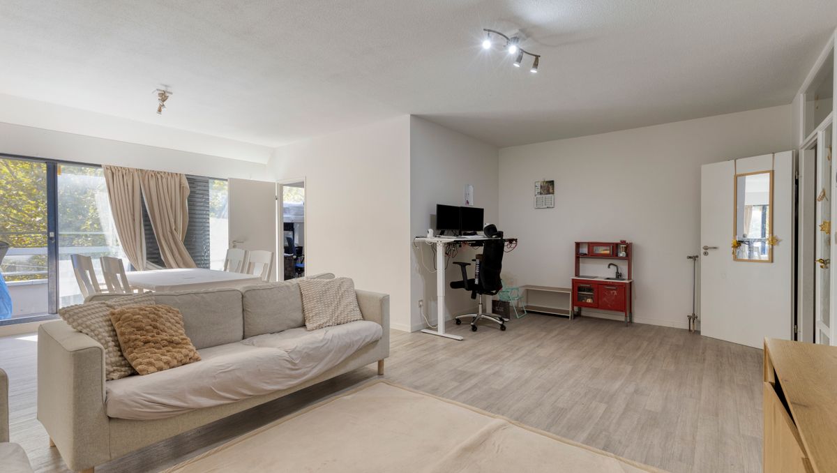 2-slaapkamerappartement met terras en parking in Laken