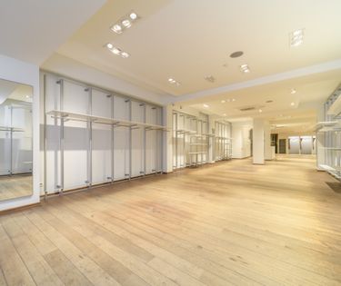 Spacious commercial ground floor for rent in the heart of De Panne