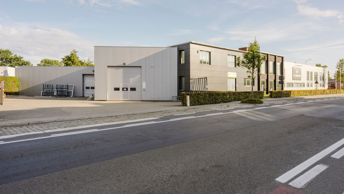 Bedrijfsgebouw met oppervlakte van ca. 4.550 m² te Meulebeke-Tielt