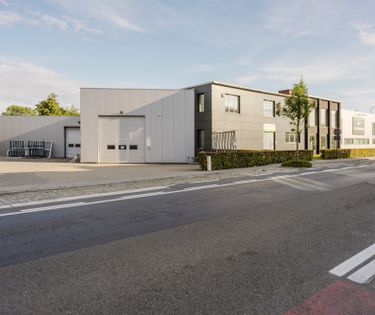 Bedrijfsgebouw met oppervlakte van ca. 4.550 m² te Meulebeke-Tielt