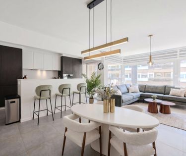 Gerenoveerd 2 slaapkamer appartement op topligging!