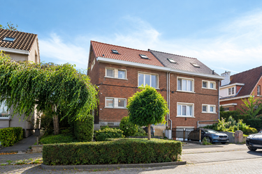 Spacieuse maison de trois étages avec 4 chambres, 2 salles de bains, jardin et parking dans un excellent emplacement à Vilvorde et près de Strombeek