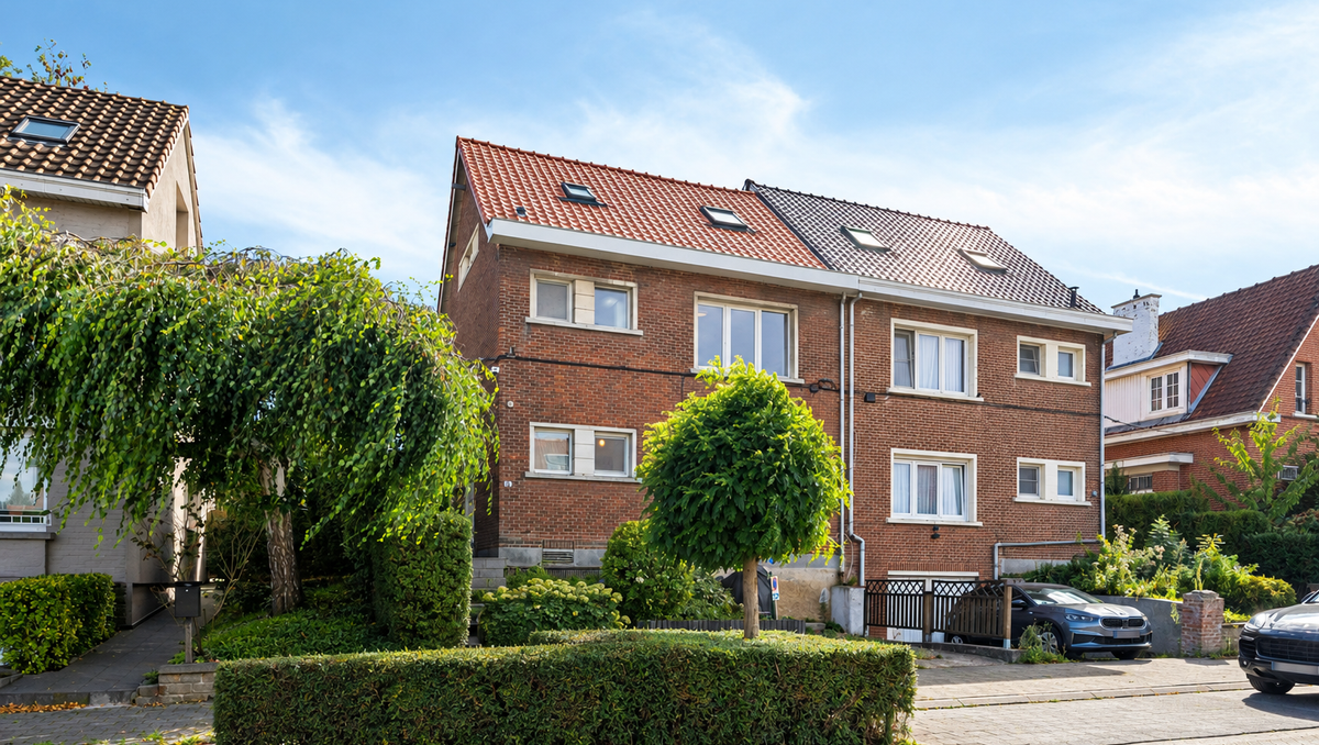 Spacieuse maison de trois étages avec 4 chambres, 2 salles de bains, jardin et parking dans un excellent emplacement à Vilvorde et près de Strombeek