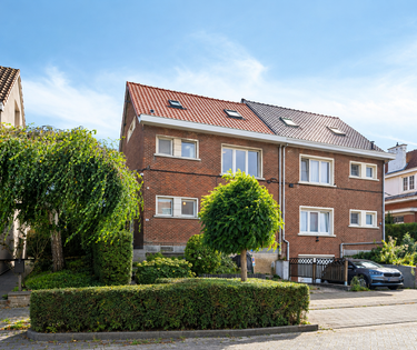 Spacieuse maison de trois étages avec 4 chambres, 2 salles de bains, jardin et parking dans un excellent emplacement à Vilvorde et près de Strombeek