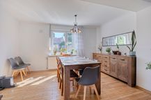 Spacieuse maison de trois étages avec 4 chambres, 2 salles de bains, jardin et parking dans un excellent emplacement à Vilvorde et près de Strombeek