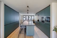 Unieke stadswoning met terras, atelier en garage te koop