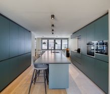 Unieke stadswoning met terras, atelier en garage te koop