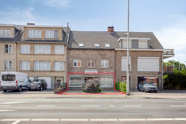 Handelspand met 2 autostaanplaatsen te huur in Ekeren!