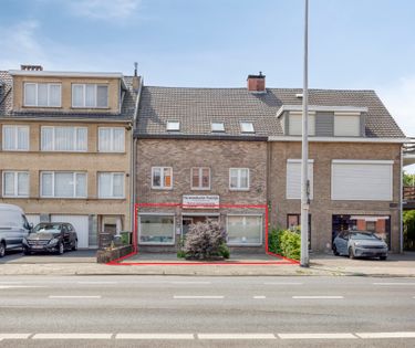 Handelspand met 2 autostaanplaatsen te huur in Ekeren!