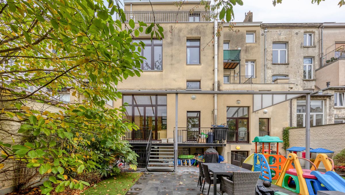 Op te frissen herenhuis met 7 slaapkamers en stadstuin.