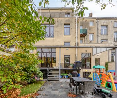 Op te frissen herenhuis met 7 slaapkamers en stadstuin.