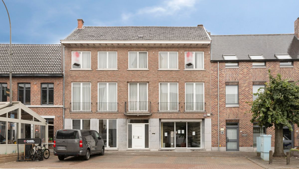 Ruim handelshuis met parking voor de deur. Zichtlocatie!