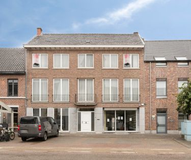 Ruim handelshuis met parking voor de deur. Zichtlocatie!