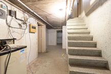 Ruim handelshuis met parking voor de deur. Zichtlocatie!