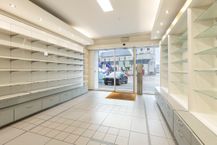 Ruim handelshuis met parking voor de deur. Zichtlocatie!