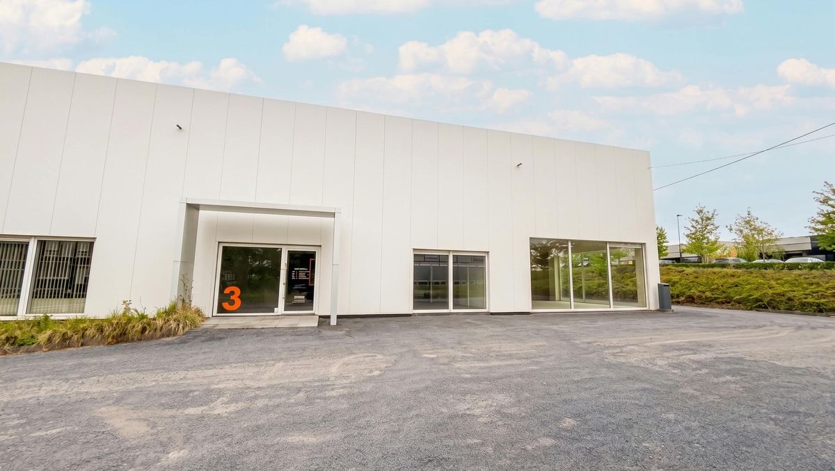Handelspand van ca. 240 m² te huur in Kortrijk