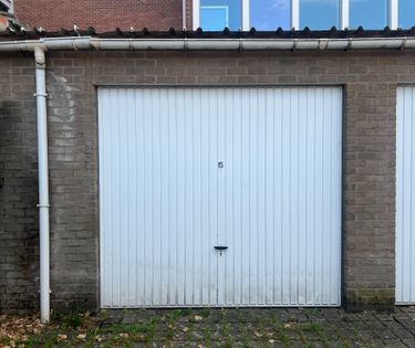 Garage op een centrale ligging te Izegem.