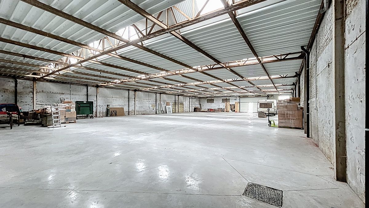 Hangar/entrepôt rénové à louer