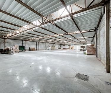 Hangar/entrepôt rénové à louer