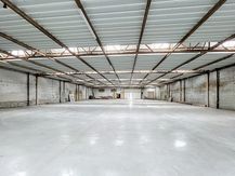 Hangar/entrepôt rénové à louer