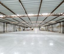 Hangar/entrepôt rénové à louer