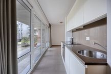 Assistentiewoning met terras en ondergrondse autostaanplaats