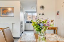 Recent appartement met twee slaapkamers en autostaanplaats