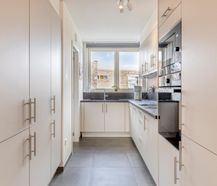 Recent appartement met twee slaapkamers en autostaanplaats
