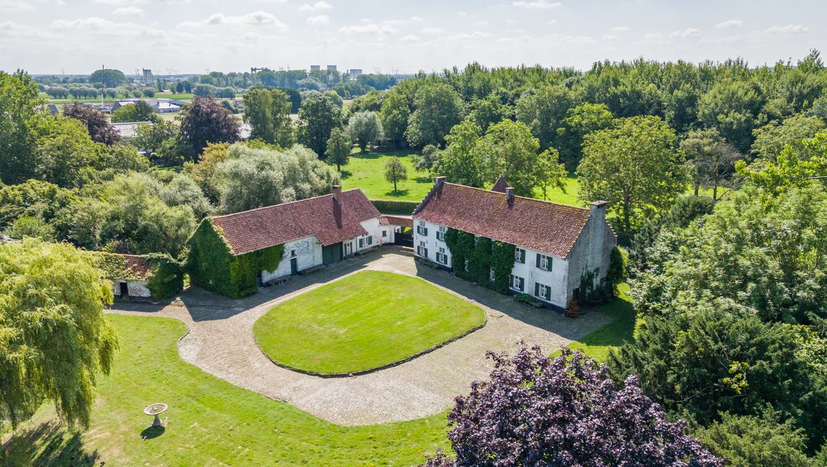 Patrimoniumvennootschap met historische kasteelhoeve te koop in Grimbergen