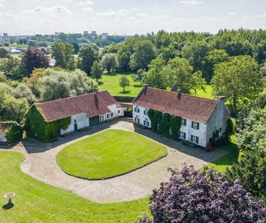 Patrimoniumvennootschap met historische kasteelhoeve te koop in Grimbergen