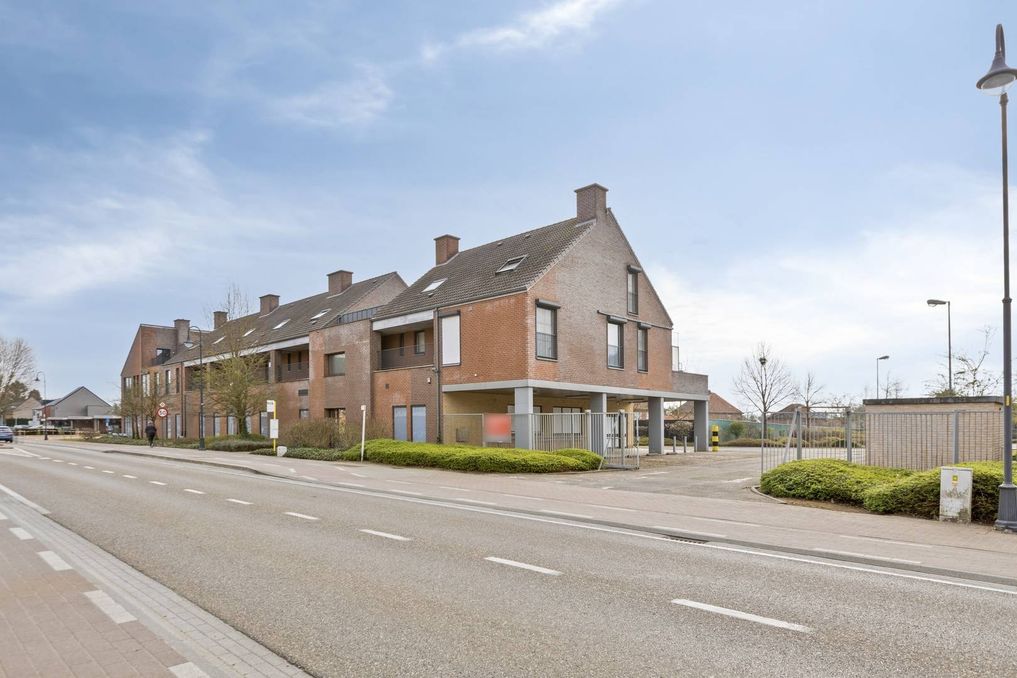Magasin d'emplois à louer avec parking spacieux à Heusden-Zolder