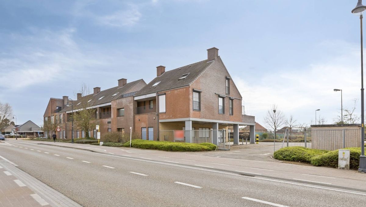 Magasin d'emplois à louer avec parking spacieux à Heusden-Zolder