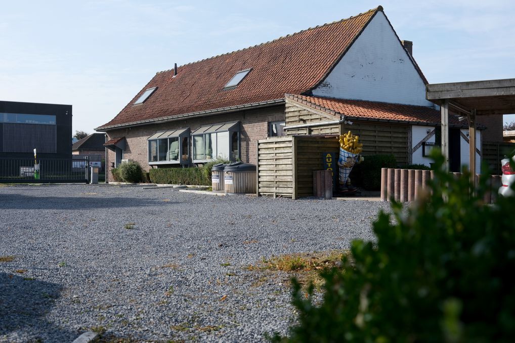 Ruime woning op unieke commerciële locatie in Westrozebeke