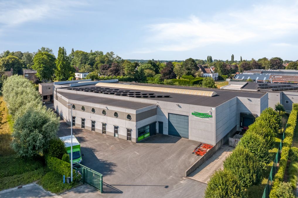 Bedrijfsgebouw met woonst op 4.348 m² te Oostkamp.