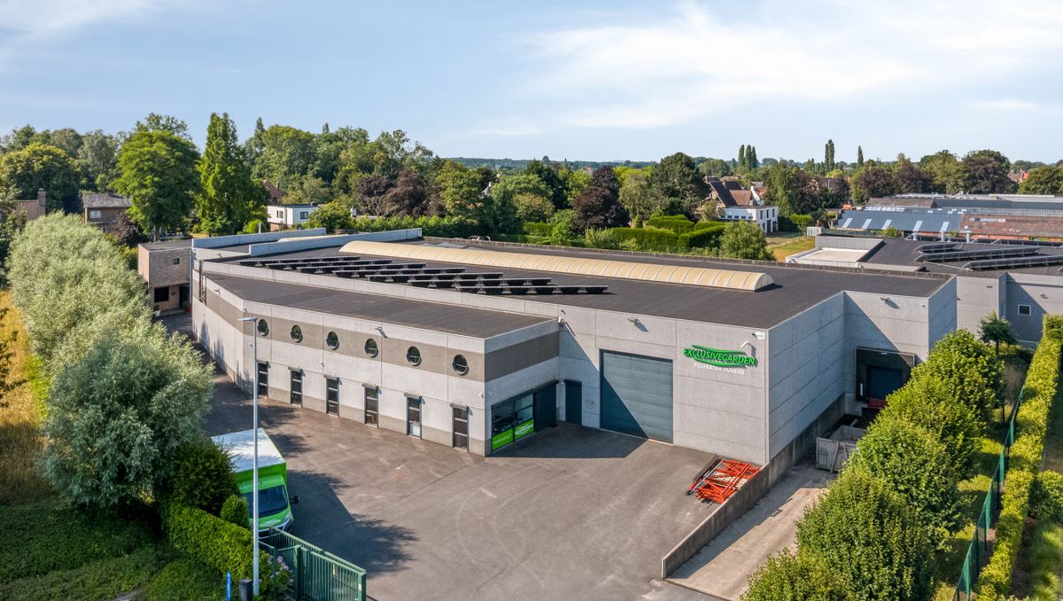 Bedrijfsgebouw met woonst op 4.348 m² te Oostkamp.