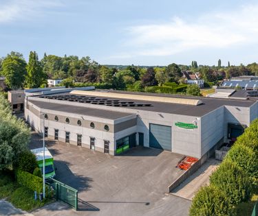 Bedrijfsgebouw met woonst op 4.348 m² te Oostkamp.