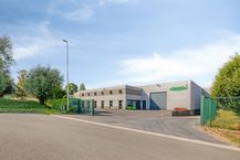 Bedrijfsgebouw met woonst op 4.348 m² te Oostkamp.