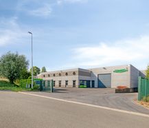 Bedrijfsgebouw met woonst op 4.348 m² te Oostkamp.
