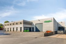 Bedrijfsgebouw met woonst op 4.348 m² te Oostkamp.