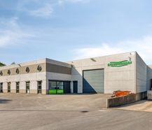 Bedrijfsgebouw met woonst op 4.348 m² te Oostkamp.