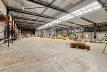 Bedrijfsgebouw met woonst op 4.348 m² te Oostkamp.
