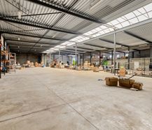 Bedrijfsgebouw met woonst op 4.348 m² te Oostkamp.