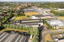 Bedrijfsgebouw met woonst op 4.348 m² te Oostkamp.
